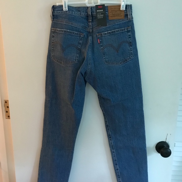 NWT Levi's Wedgie Jeans, Size 25, Medium Wash - Picture 4 of 4